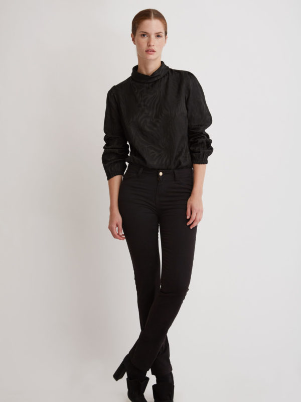 2 250101Fblack scaled 1