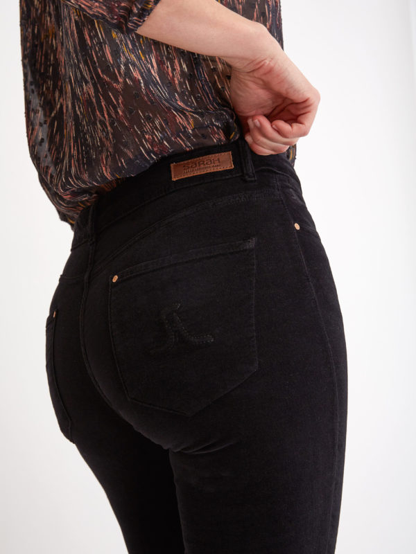 2 250120Dblack scaled 1